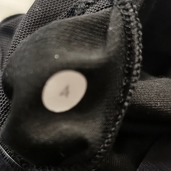 Black Lulu tank size 4, in good used condition. Comes with removable bra pads - Picture 4 of 4